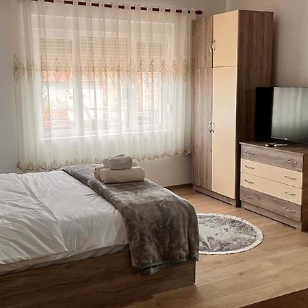 Driteza Hotel Корча Екстериор снимка