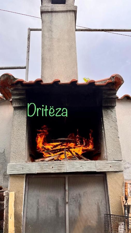 Driteza Hotel Корча Екстериор снимка