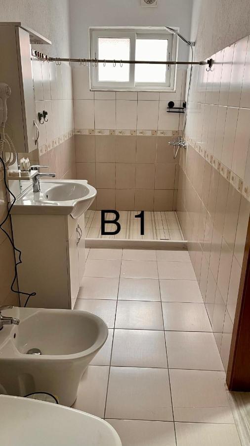 Driteza Hotel Корча Екстериор снимка